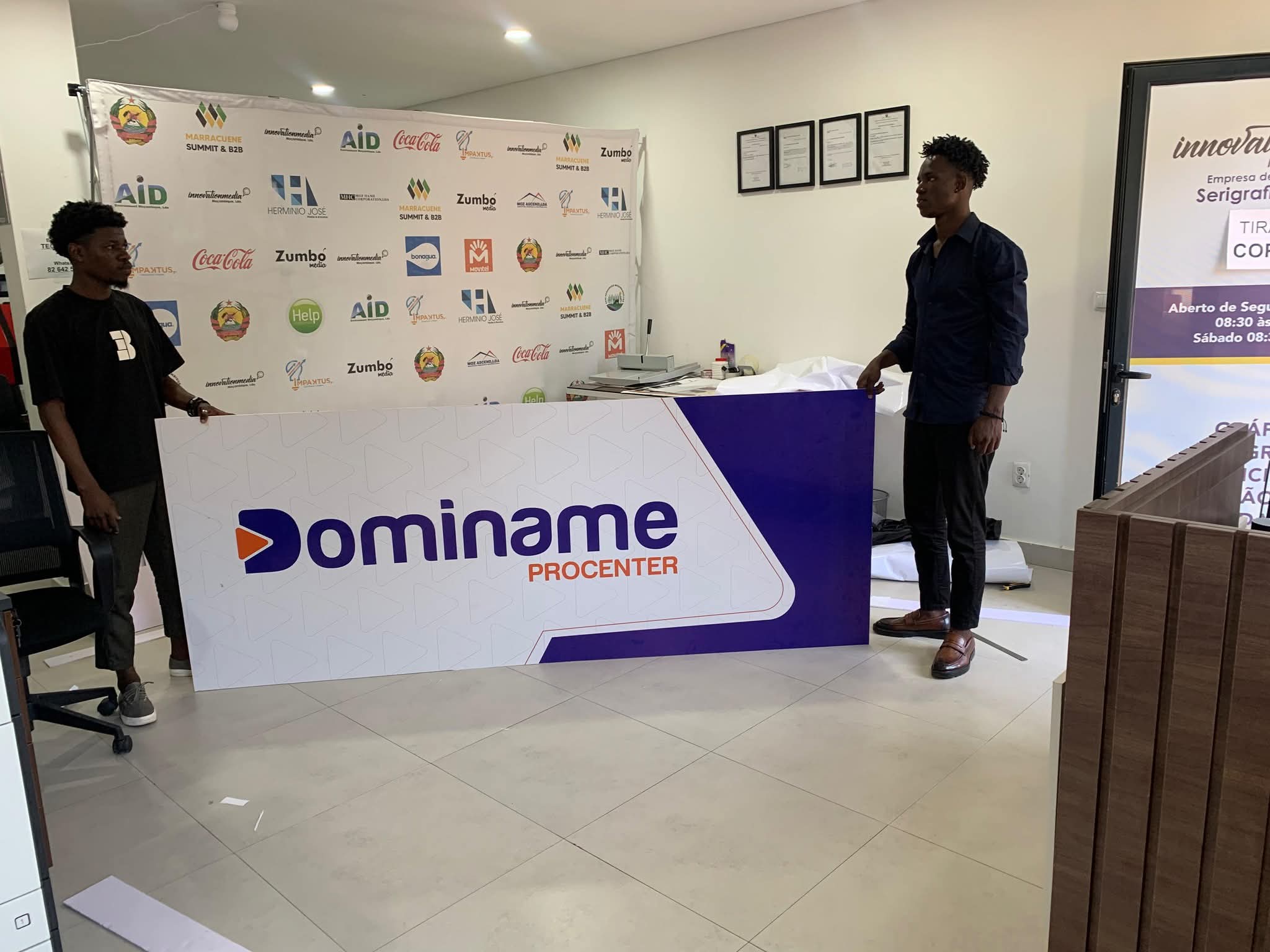 Alunos da Dominame ProCenter com os seus certificados